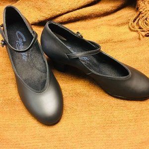 NEW Capezio Lea Dancing Dancing Shoes 6